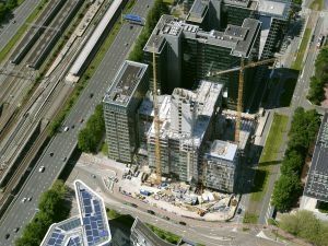 Bouwen tegen, onder en op een bestaand Zuidas-icoon